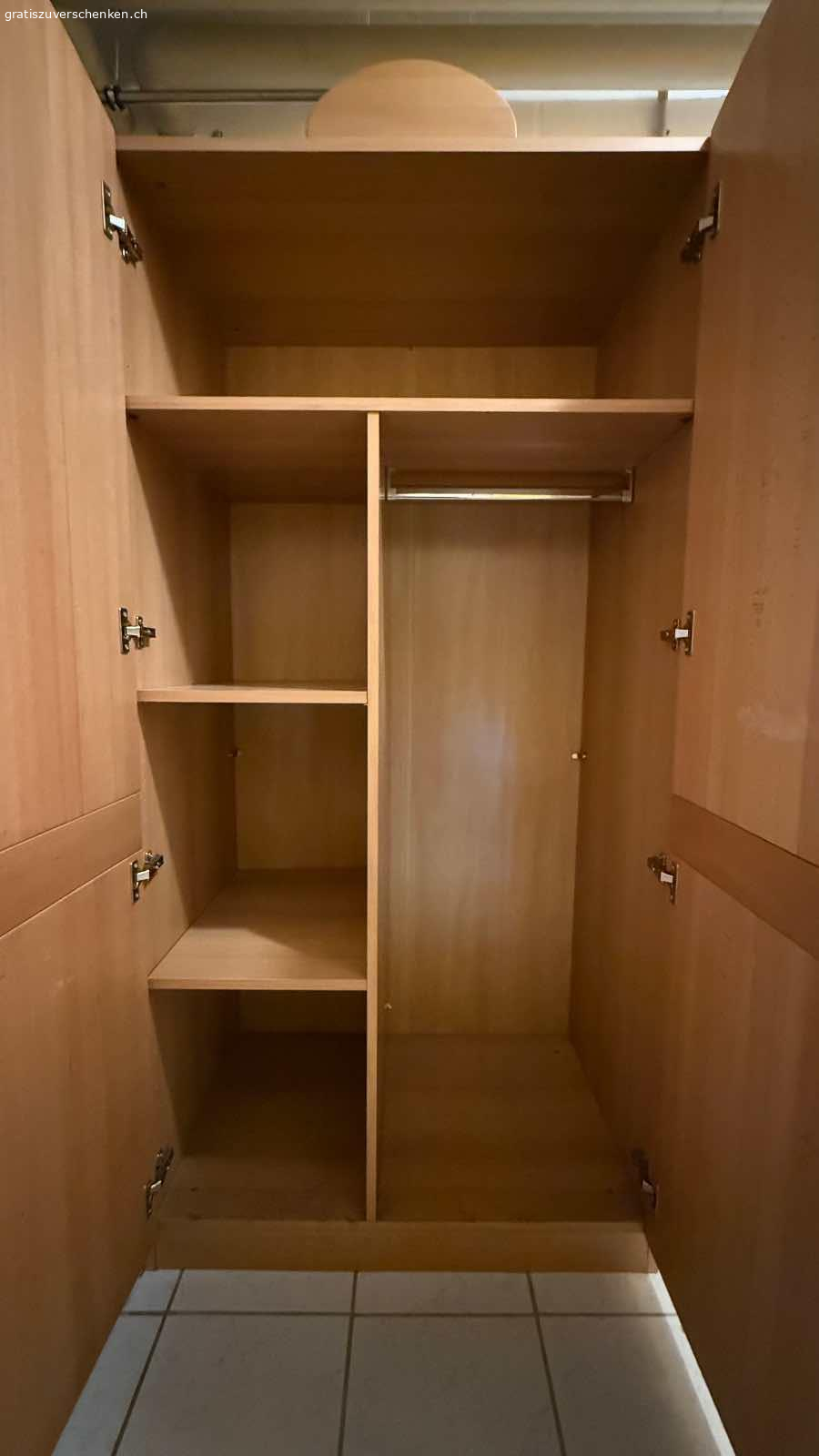 1 Kinderschrank - Selbstabholung in Lyss. Zustand gebraucht, Gebrauchsspuren beim Holz, Stabilität sehr gut.

Muss abgeholt werden.

Material Massivholz

Breite 90 cm
Tiefe 55 cm
Höhe 181 - 190.5 cm