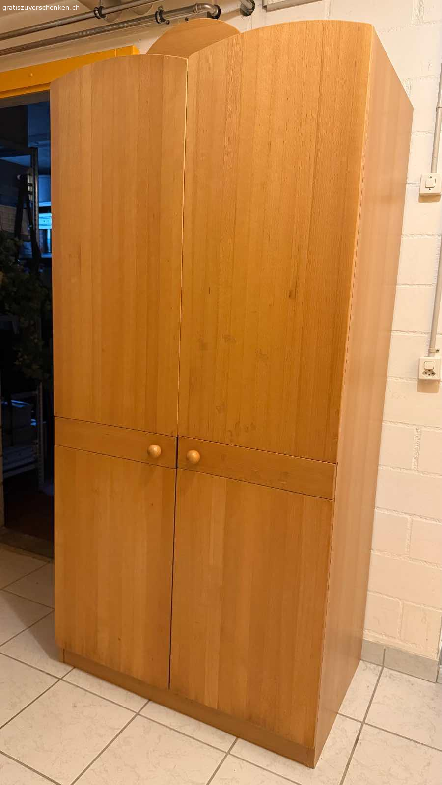 1 Kinderschrank - Selbstabholung in Lyss. Zustand gebraucht, Gebrauchsspuren beim Holz, Stabilität sehr gut.

Muss abgeholt werden.

Material Massivholz

Breite 90 cm
Tiefe 55 cm
Höhe 181 - 190.5 cm