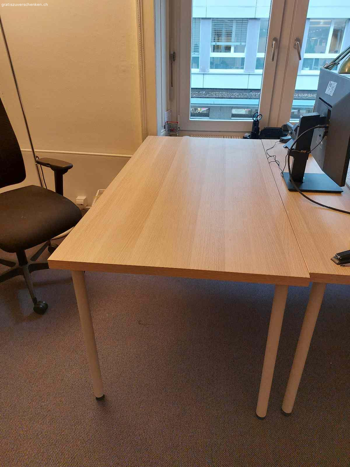 Gratis: 1 oder 2 IKEA Bürotische 160 x 80 cm. Gratis abzugeben:

1 oder zwei Ikea-Bürotische, Platte mit Nachgeahmter Holzmaserung und abschraubbare Tischbeine

Neuwertig

Masse: 160 x 80 cm, Höhe 74 cm, Füsse können leicht an Bodenunebenheiten angepasst werden durch Schrauben.

Tischbeine sind bereits abgeschraubt.
Abzuholen nach Vereinbarung