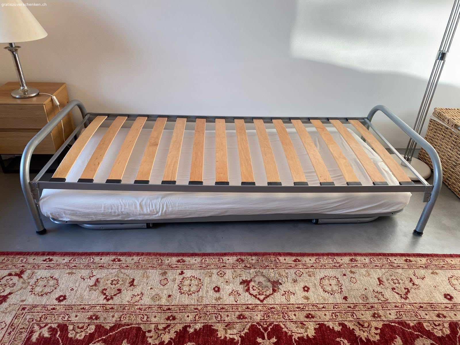 1x2 m Bettgestell und 1x2 m Klappbett zu verschenken. Das Kombi-Bettgestell ist sehr praktisch, da das Klappbett unter das Bettgestellt passt und auf beiden Betten Lattenroste eingebaut sind.  Zudem sind die Betten leicht und auf gleicher Höhe, wenn man sie nebeneinander stellt. Mit einer Decke darüber und Kissen an der Wand ergibt das Gestell eine Sofa-Sitzmöglichkeit.

Die Betten sind ohne Matratzen, Decke und Kissen.