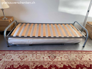 1x2 m Bettgestell und 1x2 m Klappbett zu verschenken. Das Kombi-Bettgestell ist sehr praktisch, da das Klappbett unter das Bettgestellt passt und auf beiden Betten Lattenroste eingebaut sind.  Zudem sind die Betten leicht und auf gleicher Höhe, wenn man sie nebeneinander stellt. Mit einer Decke darüber und Kissen an der Wand ergibt das Gestell eine Sofa-Sitzmöglichkeit.

Die Betten sind ohne Matratzen, Decke und Kissen.