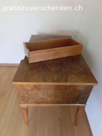 2 antike Tische Biedermeier Nussbaumholz. 2 antike Tische Biedermeier Nussbaumholz nur zusammen zu verschenken.