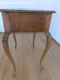 2 antike Tische Biedermeier Nussbaumholz