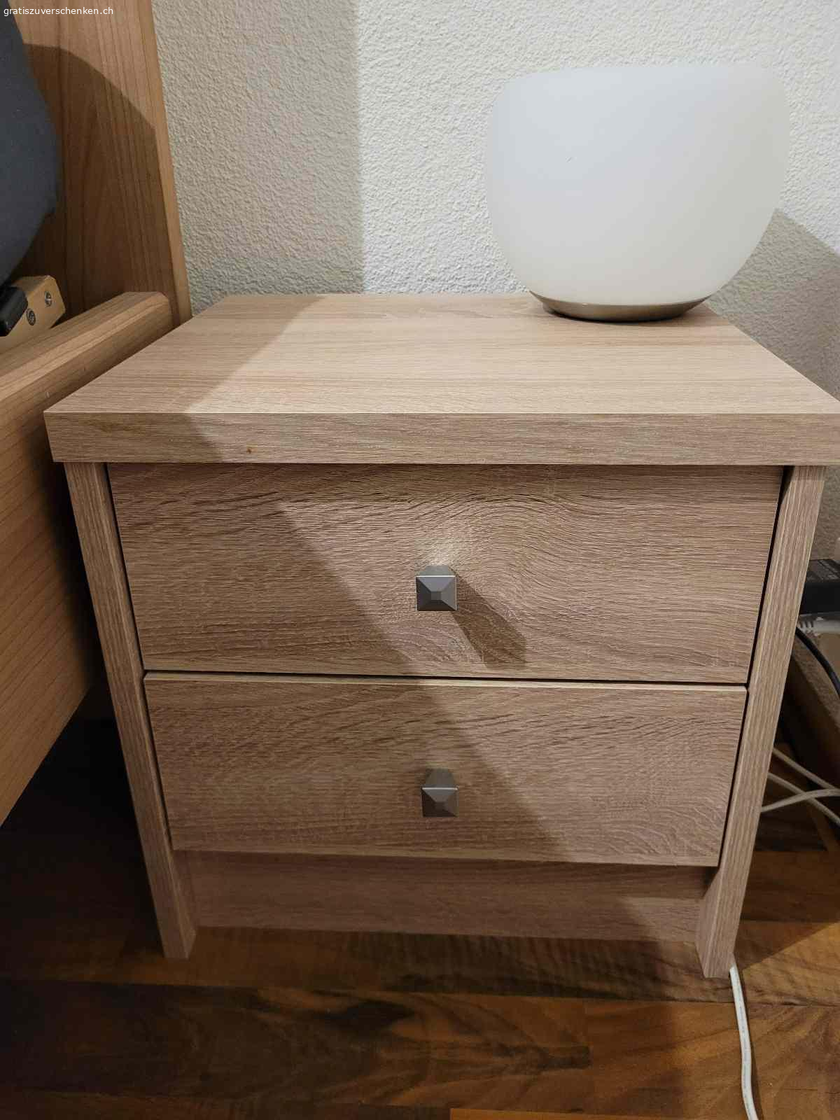 2 Nachttische. 2 Nachttische zu verschenken sind unterschiedlich.
L x B x H  41 x 37,5 x 38
L x B x H  37,5 x 35 x 38