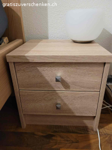 2 Nachttische. 2 Nachttische zu verschenken sind unterschiedlich.
L x B x H  41 x 37,5 x 38
L x B x H  37,5 x 35 x 38