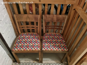 2 Stühle. 2x Stühle 84cm Hoch/ Sitzbreite 40cm
Sollte bis spätestens 7. April abgeholt werden. Spätere Abholung nach Rücksprache möglich.