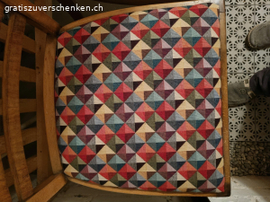 2 Stühle. 2x Stühle 84cm Hoch/ Sitzbreite 40cm
Sollte bis spätestens 7. April abgeholt werden. Spätere Abholung nach Rücksprache möglich.