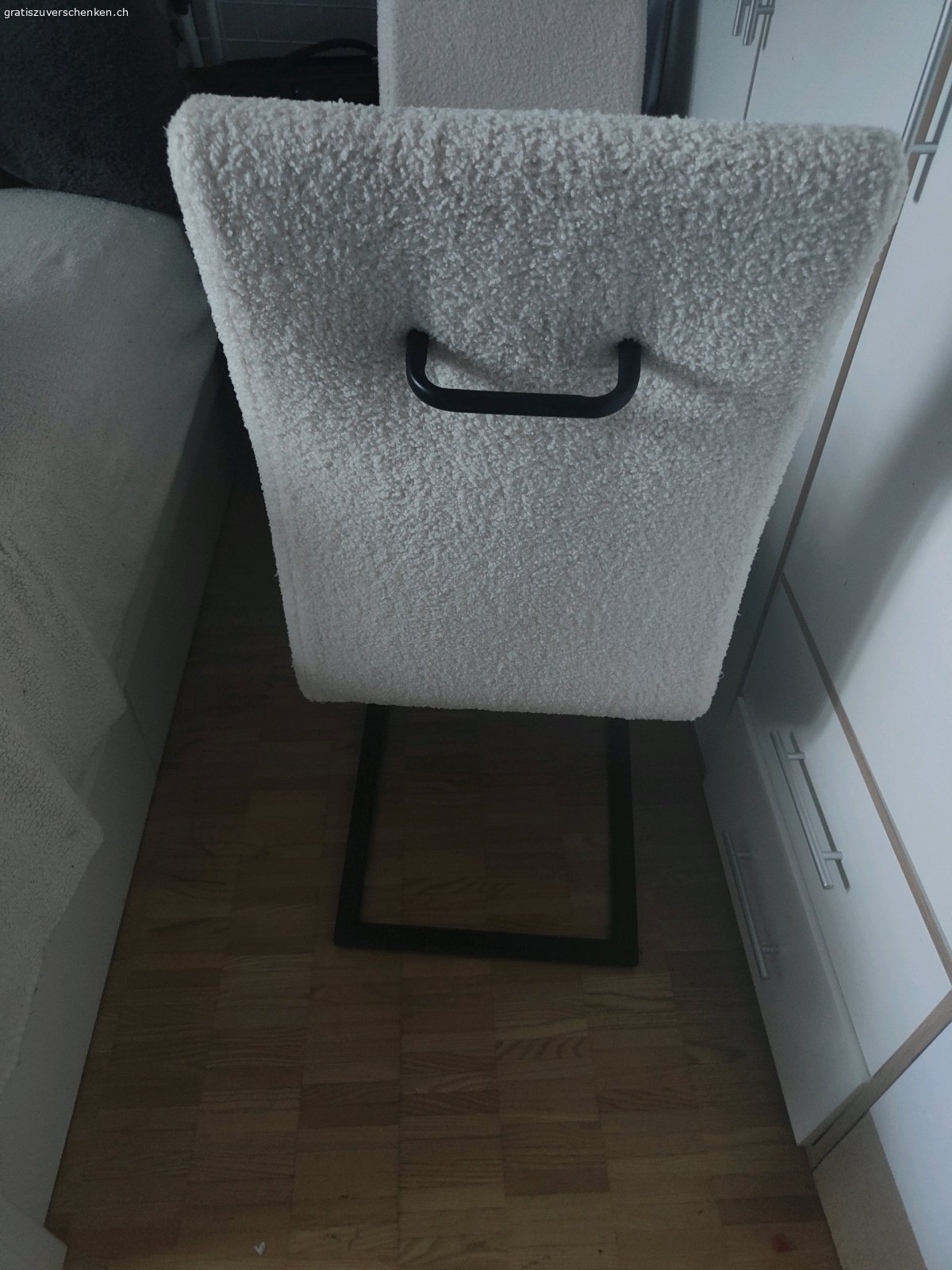 2 Stühle. zwei Stühle gratis abzugeben, abholen in Fällanden