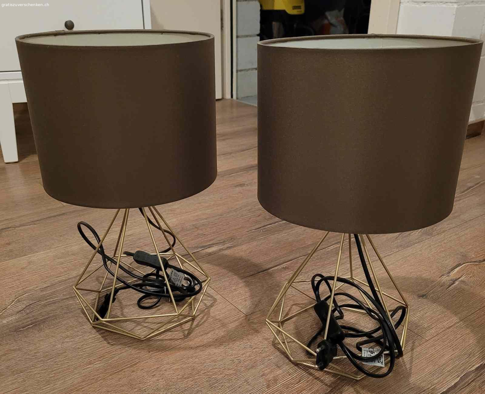 2 Tischleuchten inkl. Glühbirne. 2 Tischleuchten inkl. Glühbirne. Leider hat eine Leuchte einen Defekt an den goldenen Stäben. Siehe Foto. Ist aber schwer sichtbar.