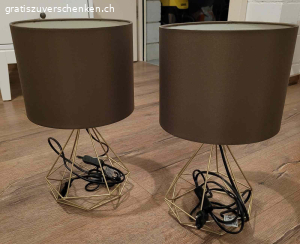 2 Tischleuchten inkl. Glühbirne. 2 Tischleuchten inkl. Glühbirne. Leider hat eine Leuchte einen Defekt an den goldenen Stäben. Siehe Foto. Ist aber schwer sichtbar.