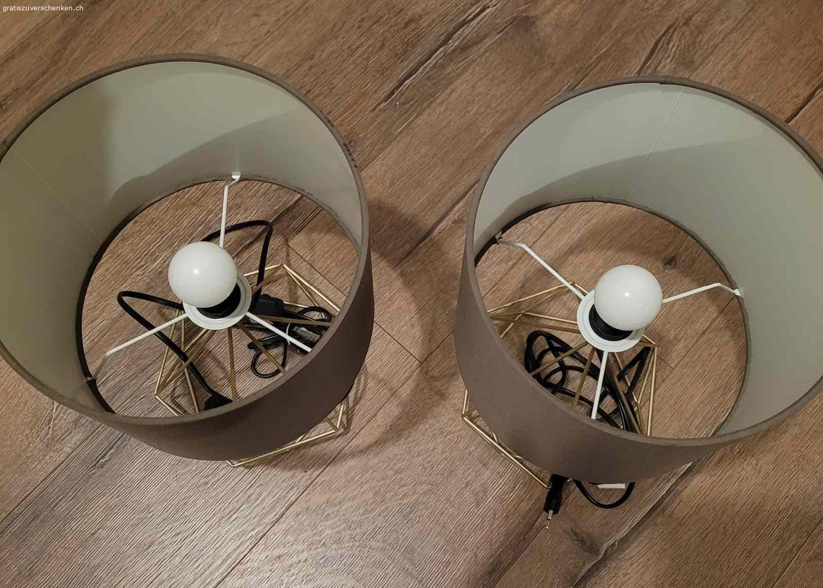 2 Tischleuchten inkl. Glühbirne. 2 Tischleuchten inkl. Glühbirne. Leider hat eine Leuchte einen Defekt an den goldenen Stäben. Siehe Foto. Ist aber schwer sichtbar.