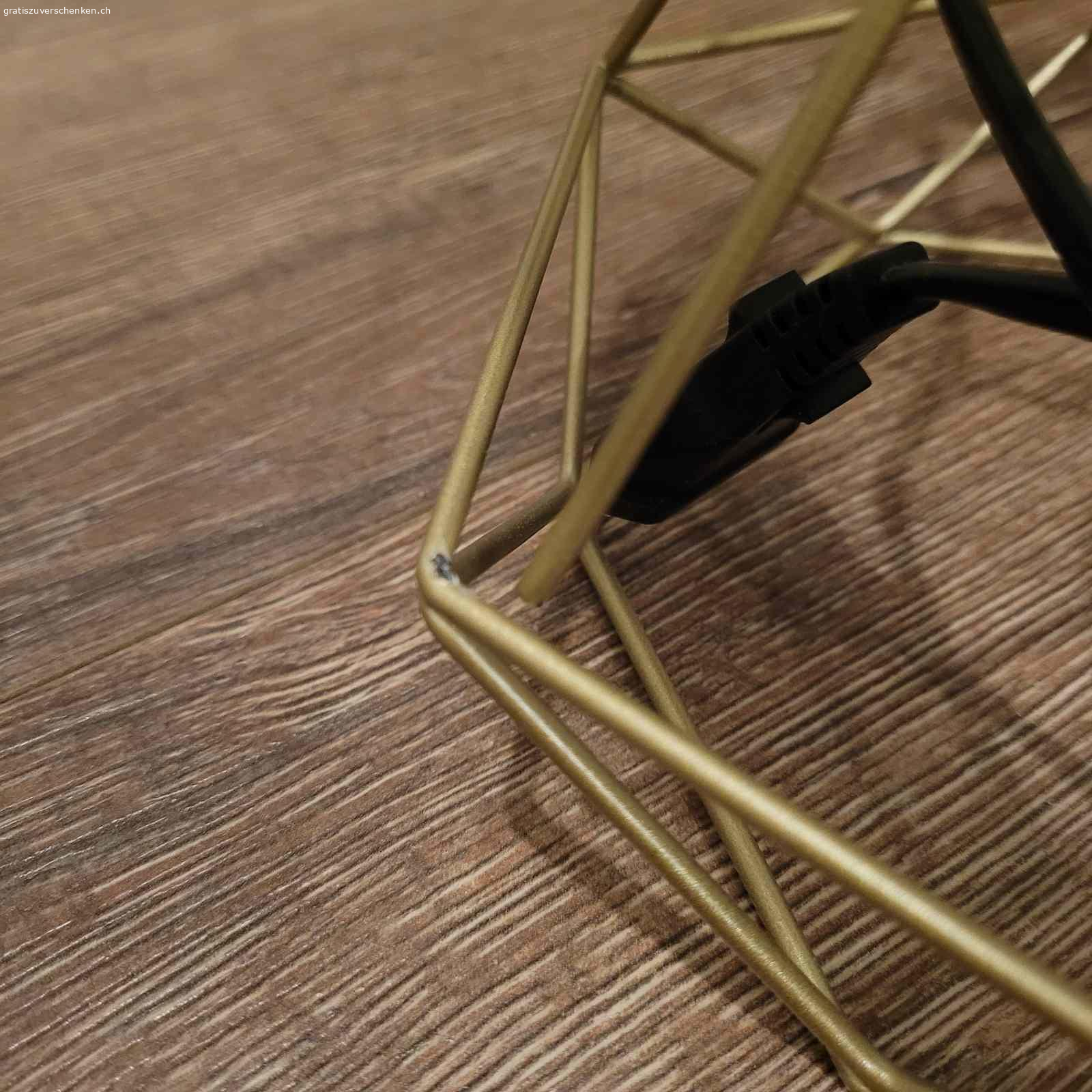 2 Tischleuchten inkl. Glühbirne. 2 Tischleuchten inkl. Glühbirne. Leider hat eine Leuchte einen Defekt an den goldenen Stäben. Siehe Foto. Ist aber schwer sichtbar.