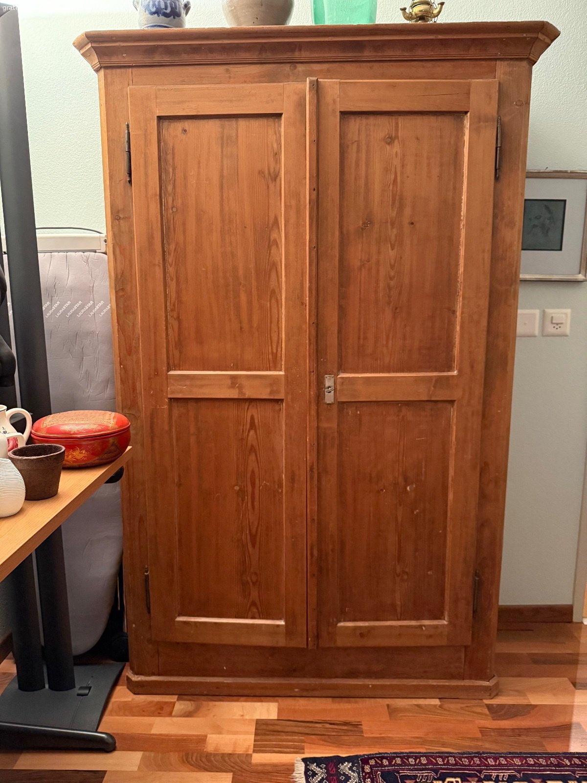 2-türiger Schrank. 2-türiger gebeizter Schrank. Wurde von meinem Urgrossvater, der Möbelschreiner war, bebaut.
ca. 120 x 180 x 40.



Muss in Küsnacht ZH abgeholt werden!