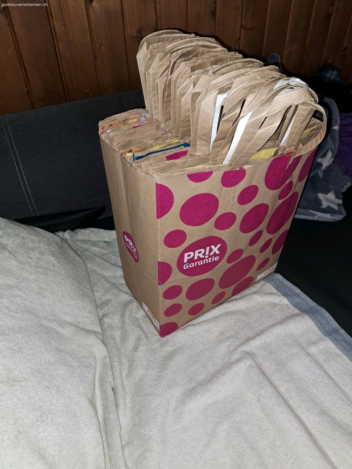 25 Papiertaschen zu verschenken. Habe 25 gebrauchte Papiertaschen im guten Zustand, die vielleicht noch jemand brauchen kann gebe sie an die erste Person, ab die sich bei mir meldet persönliche Abholen oder Übergabe beim Bahnhof Bern.