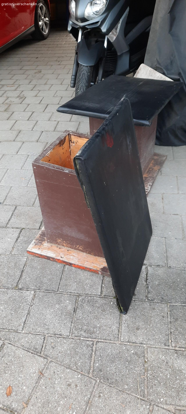 2Entenhäuser. Der Zustand vom Holz ist gut,mit etwas Farbe top.Dach abnehmbar.