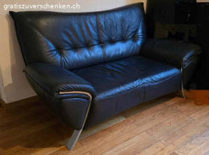 2er-Sofa (echt Leder) zu versche. Gut erhaltenes, gebrauchtes 2er Ledersofa Gratis abzugeben.  Normale Gebrauchsspuren.