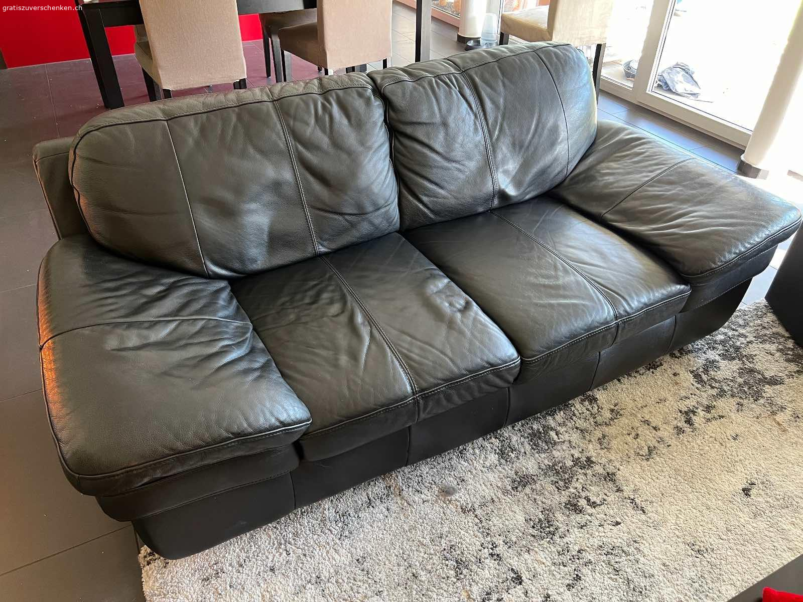 2er Sofa Leder Schwarz. Gebrauchtes aber gut erhaltenes Ledersofa abzugeben.

Sofa hat gebrauchsspuren und an verschiedenen Stellen Kratzer unserer Katze.

Masse:
Länge: 2m
Tiefe: 1m
Höhe: 0.8m

Sofa hat keine ausziefunktion oder ähnlich. Ist massiv und relativ schwer.

Das Sofa muss zu zweit abgeholt werden. Kann selbst nicht unterstützen. 
EG wohnung.