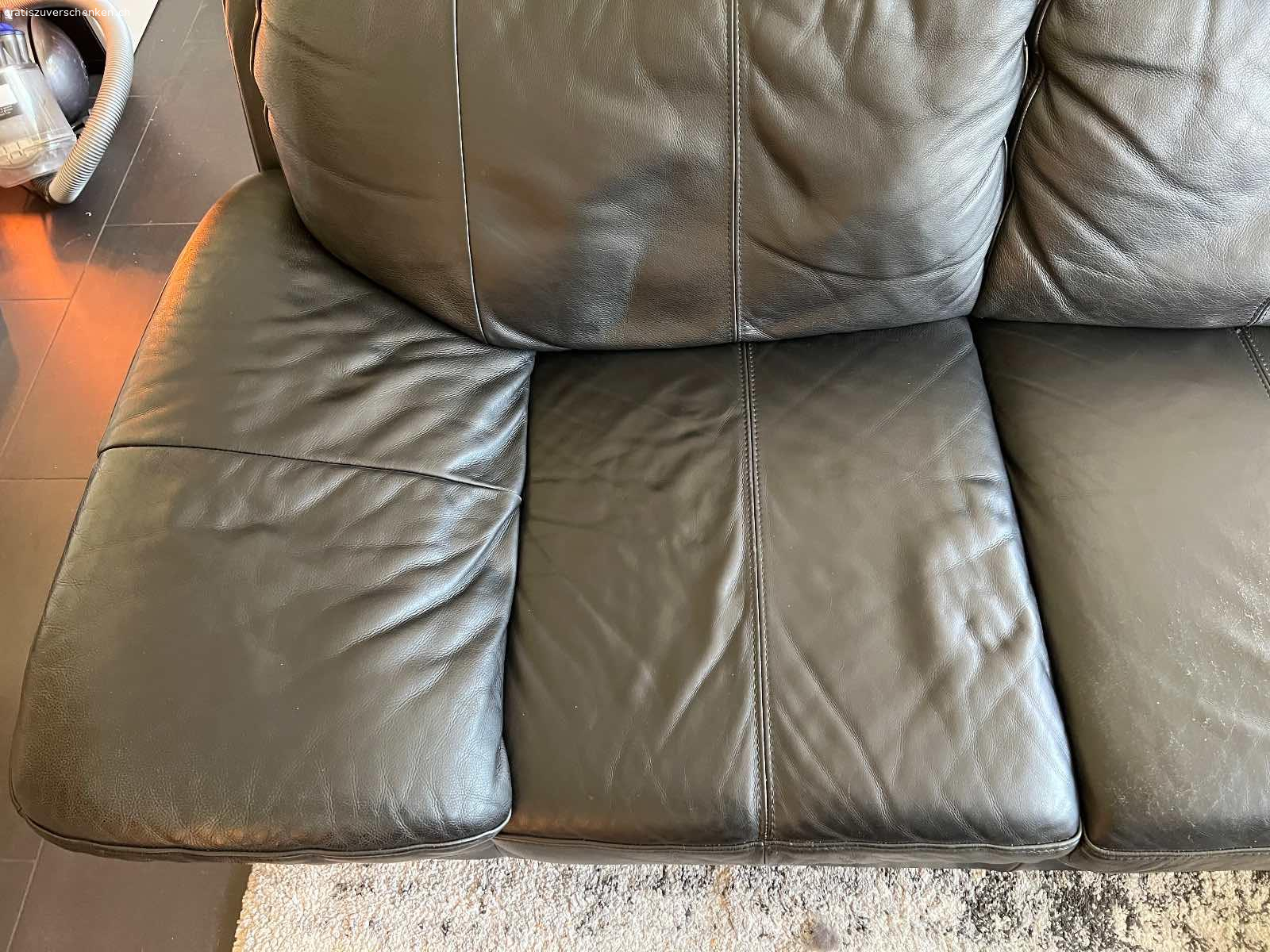 2er Sofa Leder Schwarz. Gebrauchtes aber gut erhaltenes Ledersofa abzugeben.

Sofa hat gebrauchsspuren und an verschiedenen Stellen Kratzer unserer Katze.

Masse:
Länge: 2m
Tiefe: 1m
Höhe: 0.8m

Sofa hat keine ausziefunktion oder ähnlich. Ist massiv und relativ schwer.

Das Sofa muss zu zweit abgeholt werden. Kann selbst nicht unterstützen. 
EG wohnung.