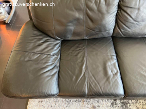2er Sofa Leder Schwarz. Gebrauchtes aber gut erhaltenes Ledersofa abzugeben.

Sofa hat gebrauchsspuren und an verschiedenen Stellen Kratzer unserer Katze.

Masse:
Länge: 2m
Tiefe: 1m
Höhe: 0.8m

Sofa hat keine ausziefunktion oder ähnlich. Ist massiv und relativ schwer.

Das Sofa muss zu zweit abgeholt werden. Kann selbst nicht unterstützen. 
EG wohnung.