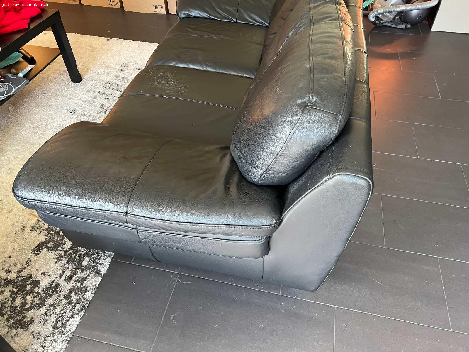 2er Sofa Leder Schwarz. Gebrauchtes aber gut erhaltenes Ledersofa abzugeben.

Sofa hat gebrauchsspuren und an verschiedenen Stellen Kratzer unserer Katze.

Masse:
Länge: 2m
Tiefe: 1m
Höhe: 0.8m

Sofa hat keine ausziefunktion oder ähnlich. Ist massiv und relativ schwer.

Das Sofa muss zu zweit abgeholt werden. Kann selbst nicht unterstützen. 
EG wohnung.
