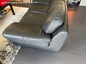 2er Sofa Leder Schwarz. Gebrauchtes aber gut erhaltenes Ledersofa abzugeben.

Sofa hat gebrauchsspuren und an verschiedenen Stellen Kratzer unserer Katze.

Masse:
Länge: 2m
Tiefe: 1m
Höhe: 0.8m

Sofa hat keine ausziefunktion oder ähnlich. Ist massiv und relativ schwer.

Das Sofa muss zu zweit abgeholt werden. Kann selbst nicht unterstützen. 
EG wohnung.