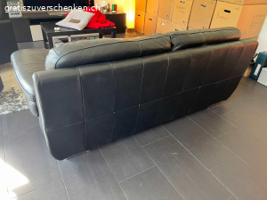 2er Sofa Leder Schwarz. Gebrauchtes aber gut erhaltenes Ledersofa abzugeben.

Sofa hat gebrauchsspuren und an verschiedenen Stellen Kratzer unserer Katze.

Masse:
Länge: 2m
Tiefe: 1m
Höhe: 0.8m

Sofa hat keine ausziefunktion oder ähnlich. Ist massiv und relativ schwer.

Das Sofa muss zu zweit abgeholt werden. Kann selbst nicht unterstützen. 
EG wohnung.