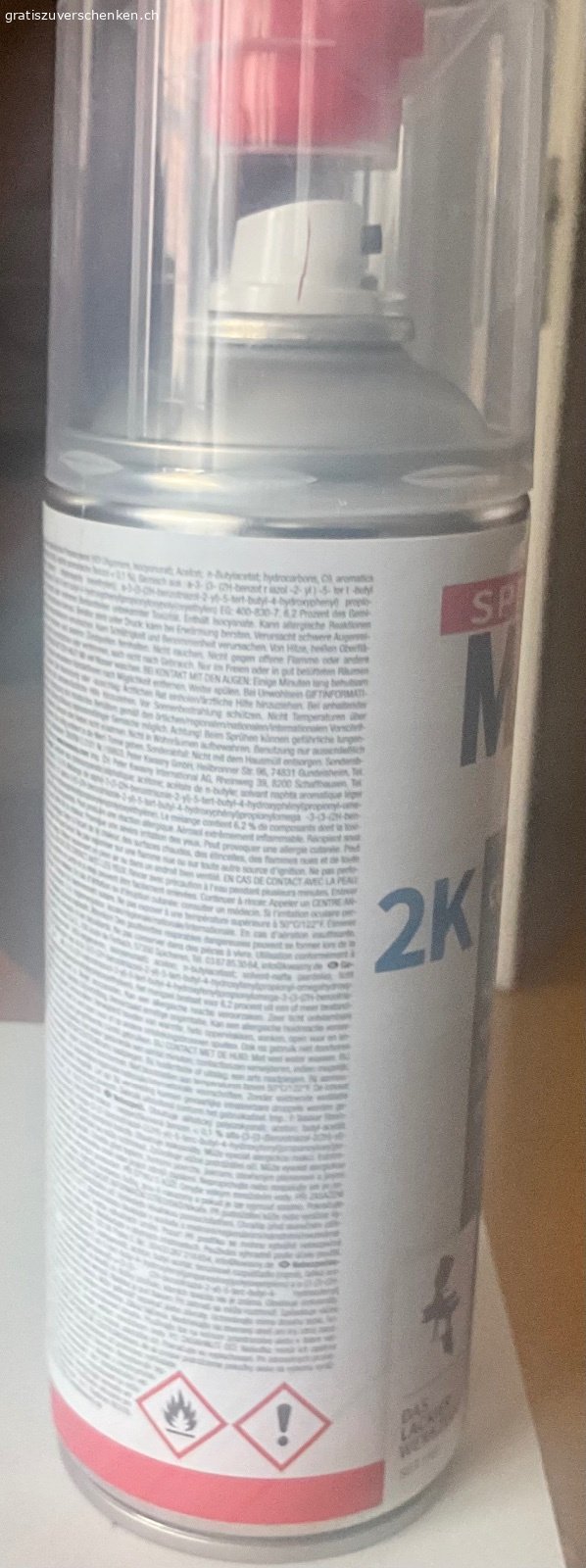 2K SprayMax profess. 2-Komponenten-Klarlack 1 Sprühdose neu. Eine neuwertige Sprühdose K SprayMax Clear Coat (Klarlack) ist ein professioneller Zweikomponenten-Klarlack.

Ich gebe ihn ab, da die Dämpfe hoch giftig sind und deshalb nur mit Schutzmaske und in gut lüftbaren Räumen verwendet werden dürfen.

Er wird hauptsächlich für Autoreparaturen, Motorräder und DIY-Projekte genutzt, um den Basislack zu versiegeln und zu schützen.

Profi-Ergebnis: Erzeugt eine Qualität wie eine Lackierpistole in der Werkstatt.Hoher Schutz: Extrem resistent gegen Benzin, UV-Strahlung und Kratzer.Glanz & Verlauf: Bietet einen sehr hohen, dauerhaften Glanzgrad und glatten Verlauf.

Zwei Komponenten: Die Dose enthält Klarlack und einen separaten Härter.Innovatives System: Der Härter wird per Knopfdruck am Dosenboden freigesetzt.