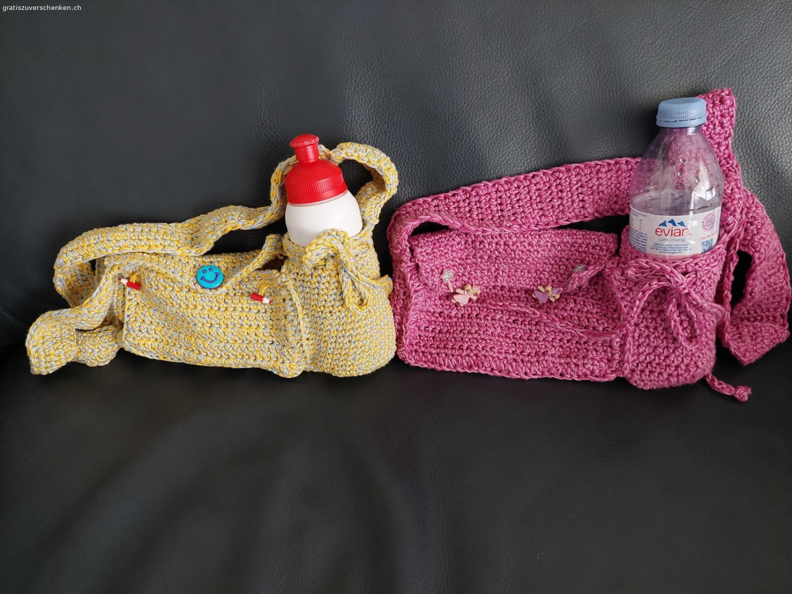 2x gehäkelte Täschchen. zwei unbenutzte, gehäkelte Taschen für Kinder
Die Flaschen sind zu Demonstrationszwecken genutzt und werden nicht mit abgegeben. 

aus tierfreiem Nichtraucherhaushalt