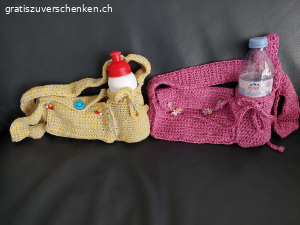 2x gehäkelte Täschchen. zwei unbenutzte, gehäkelte Taschen für Kinder
Die Flaschen sind zu Demonstrationszwecken genutzt und werden nicht mit abgegeben. 

aus tierfreiem Nichtraucherhaushalt