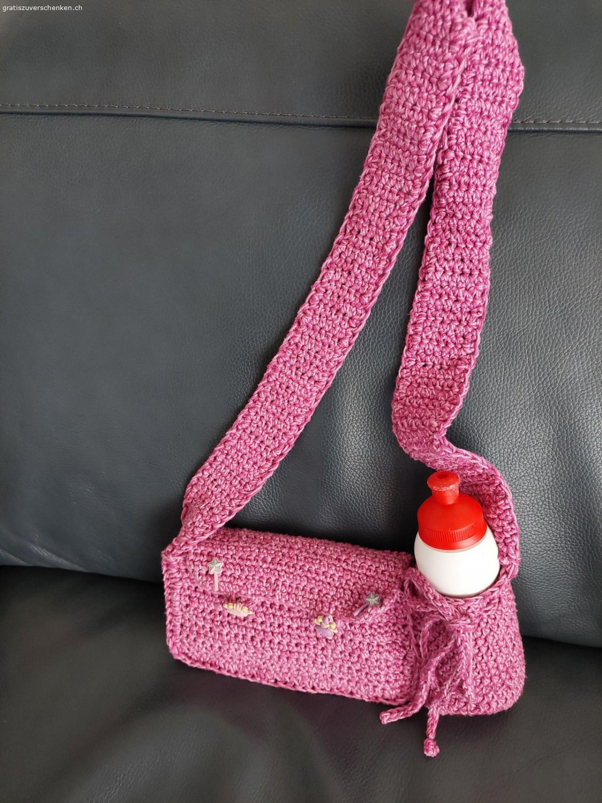 2x gehäkelte Täschchen. zwei unbenutzte, gehäkelte Taschen für Kinder
Die Flaschen sind zu Demonstrationszwecken genutzt und werden nicht mit abgegeben. 

aus tierfreiem Nichtraucherhaushalt