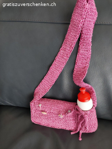 2x gehäkelte Täschchen. zwei unbenutzte, gehäkelte Taschen für Kinder
Die Flaschen sind zu Demonstrationszwecken genutzt und werden nicht mit abgegeben. 

aus tierfreiem Nichtraucherhaushalt