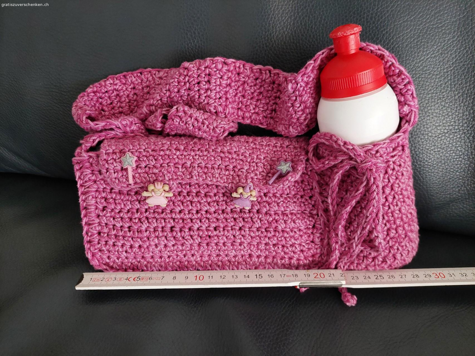 2x gehäkelte Täschchen. zwei unbenutzte, gehäkelte Taschen für Kinder
Die Flaschen sind zu Demonstrationszwecken genutzt und werden nicht mit abgegeben. 

aus tierfreiem Nichtraucherhaushalt