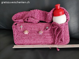 2x gehäkelte Täschchen. zwei unbenutzte, gehäkelte Taschen für Kinder
Die Flaschen sind zu Demonstrationszwecken genutzt und werden nicht mit abgegeben. 

aus tierfreiem Nichtraucherhaushalt