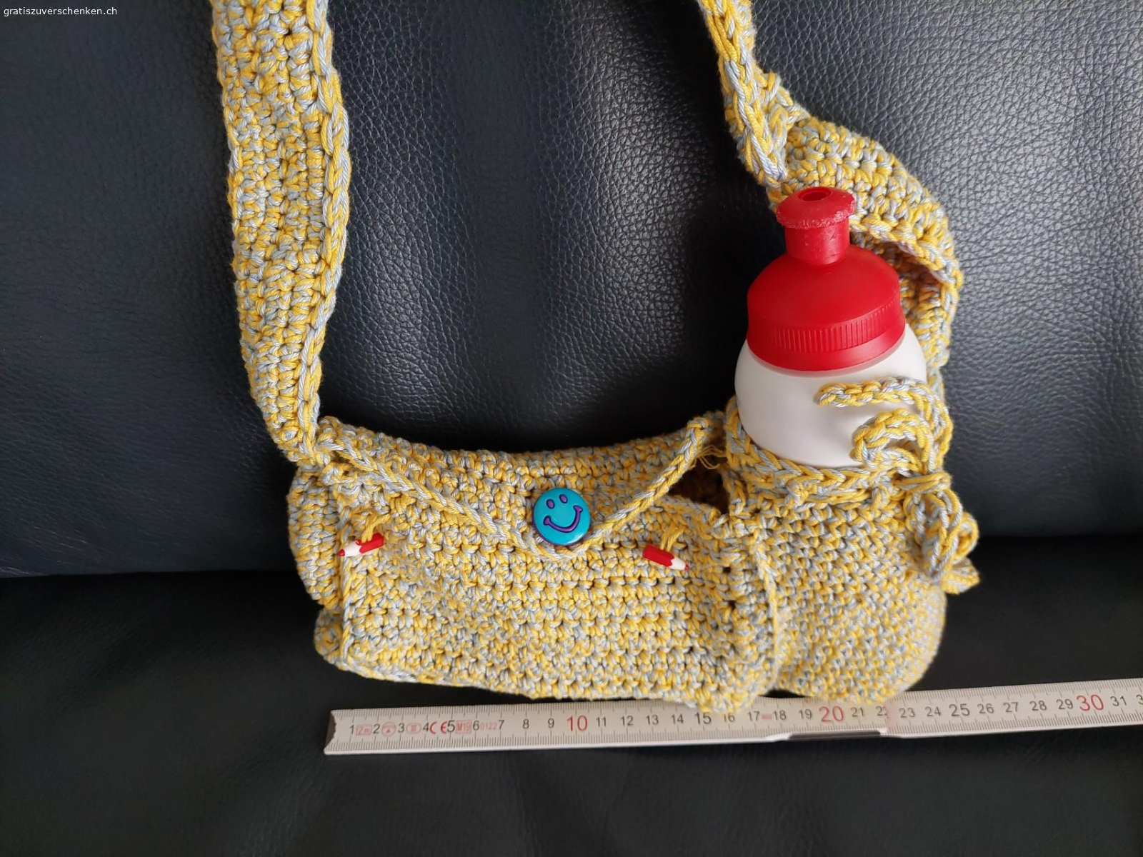 2x gehäkelte Täschchen. zwei unbenutzte, gehäkelte Taschen für Kinder
Die Flaschen sind zu Demonstrationszwecken genutzt und werden nicht mit abgegeben. 

aus tierfreiem Nichtraucherhaushalt