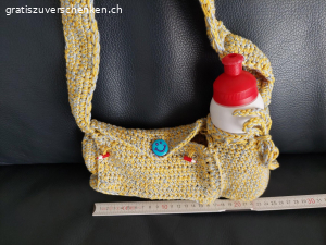 2x gehäkelte Täschchen. zwei unbenutzte, gehäkelte Taschen für Kinder
Die Flaschen sind zu Demonstrationszwecken genutzt und werden nicht mit abgegeben. 

aus tierfreiem Nichtraucherhaushalt