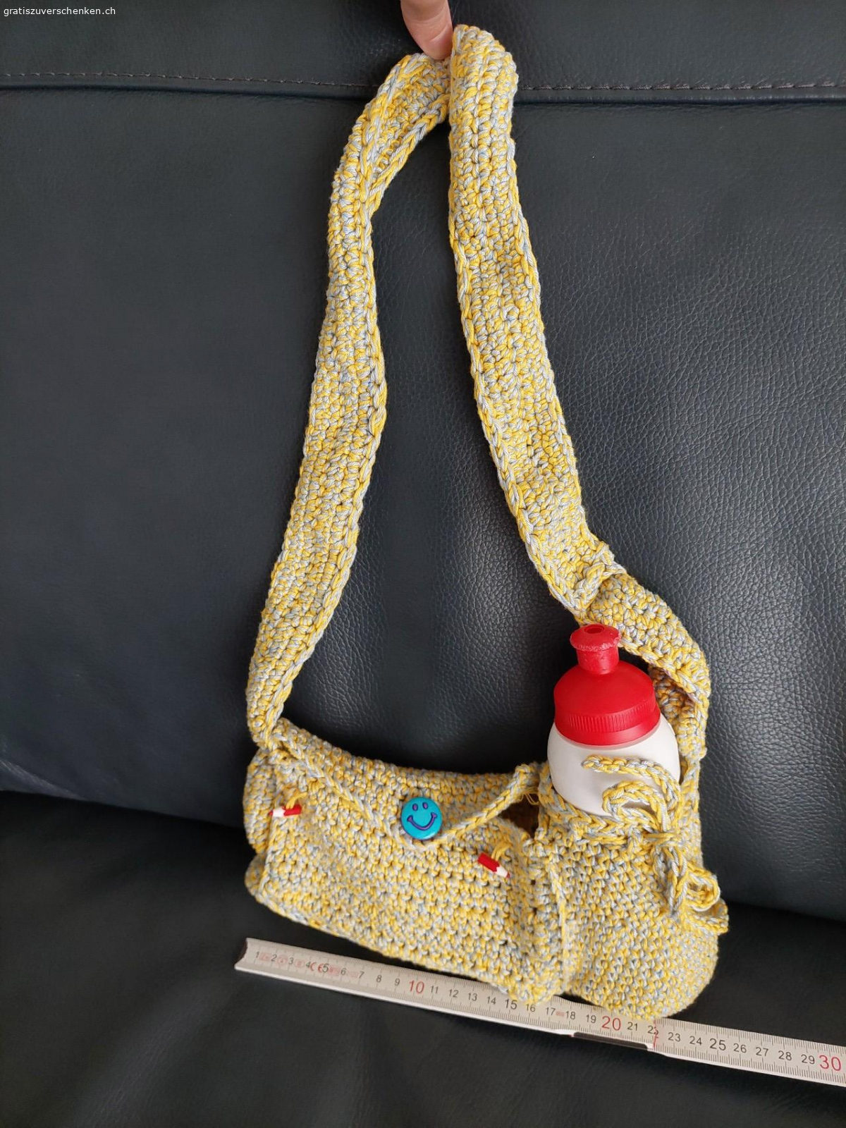 2x gehäkelte Täschchen. zwei unbenutzte, gehäkelte Taschen für Kinder
Die Flaschen sind zu Demonstrationszwecken genutzt und werden nicht mit abgegeben. 

aus tierfreiem Nichtraucherhaushalt