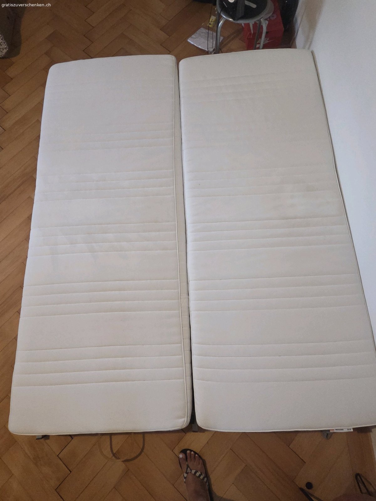 2x Lattenrost und 2x Matratze 80x200. Je 80x200 (geeignet für 160er betten) 
Matratze von Ikea, Bezug abnehm/ waschbar. 
Lattenrost ebenfalls von Ikea.