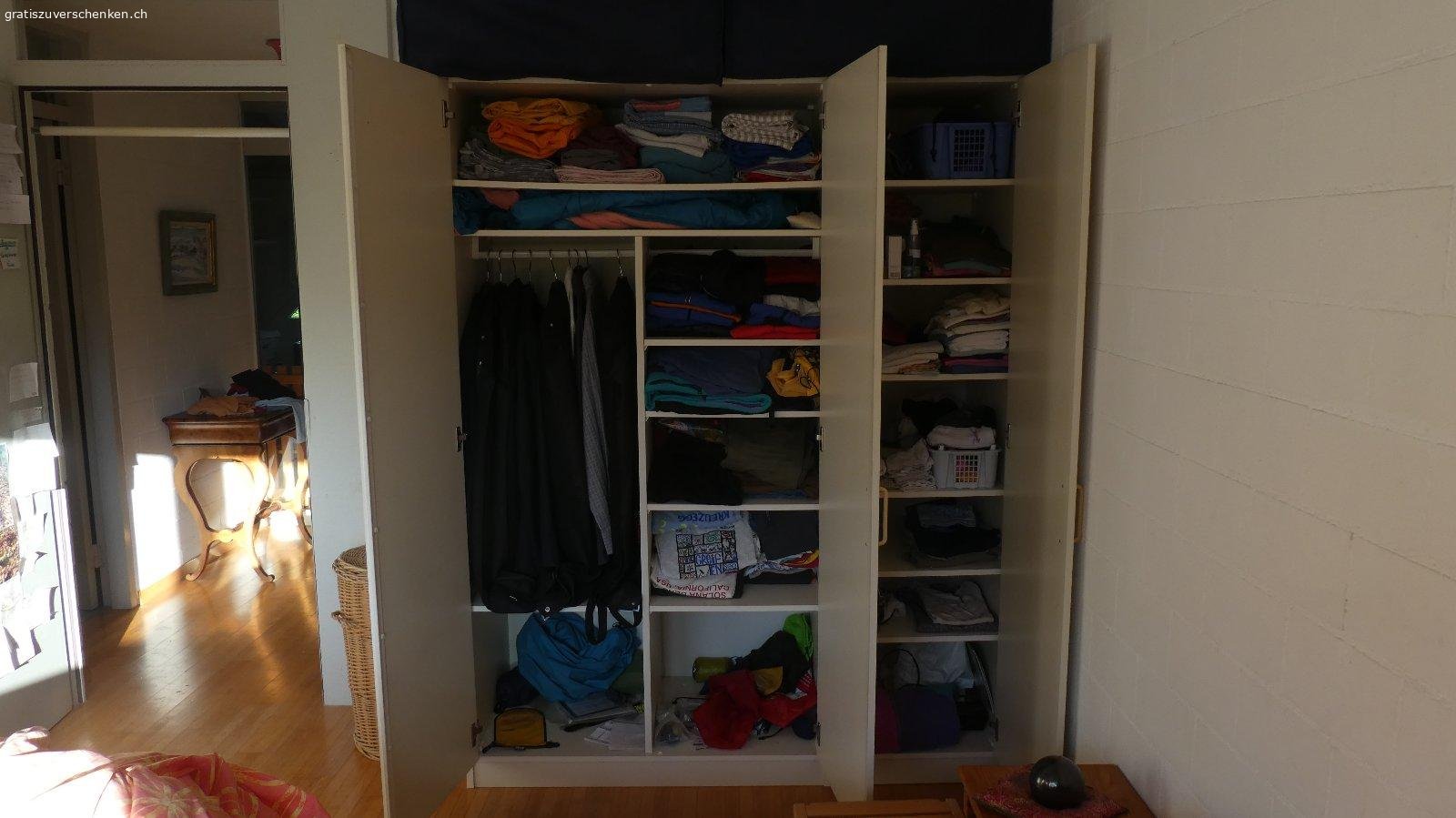 3-fach Schrank. Dieser 3-fach Schrank eignet sich bestens zur Aufbewahrung im Kellerabteil. Er kann auch als 2-fach Schrank (B: 102.6) oder als 1er Schrank (B: 52.4) aufgestellt werden.
Masse: B:153.0; H:194.5; T:56.5 cm
10 schmale (B:48.5; T:53) und 2 breite Tablare (B:99; T:53), 1 Kleiderstange