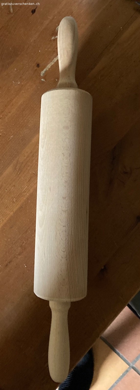 3 Springformen + Wallholz. 3 gebrauchte Springformen zum backen in 3 verschiedenen Grössen und ein Wallholz