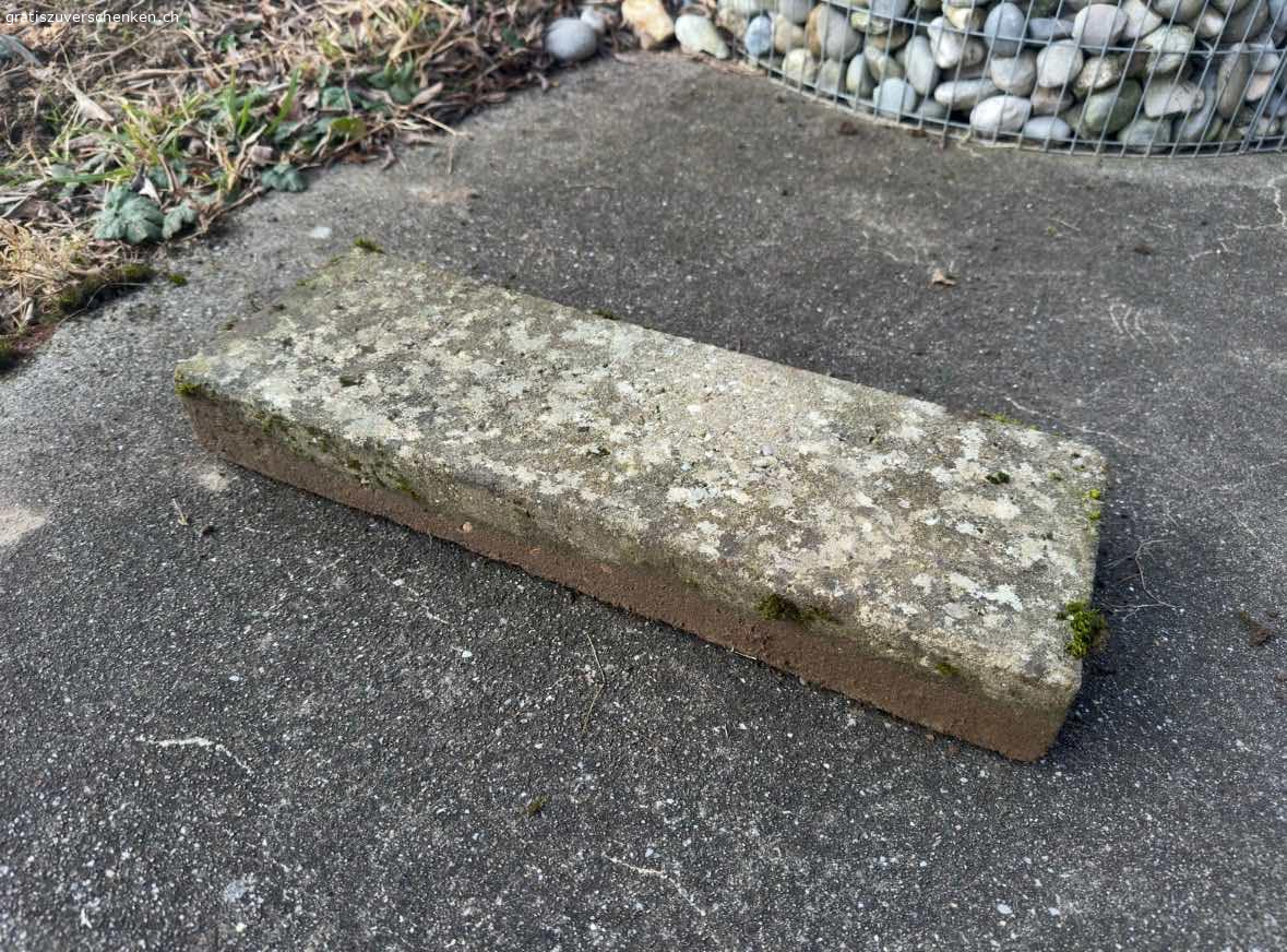 32 Gartenplatten. 32 Gartenplatten abzuholen in 3474 Rüedisbach.
Ideal bspw. als Gehwege für Gartenbeete.