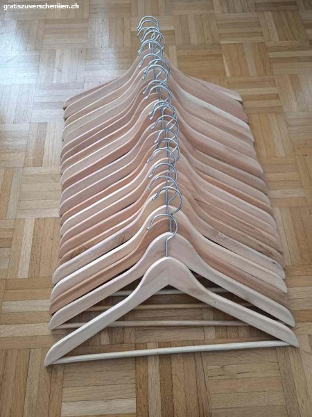 32 Kleiderbügel aus Holz