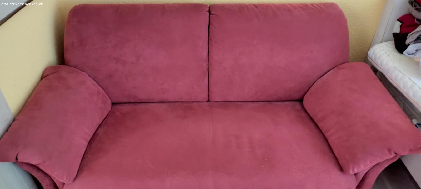 3er, 2er Sofa und Sessel. Sofas und passender TV Sessel zu verschenken. Material Alcantara. Aus Katze Haushalt. Hat Gebrauchsspuren jedoch sehr bequem.
Kann auch besichtigt werden. Termin mach Absprache.