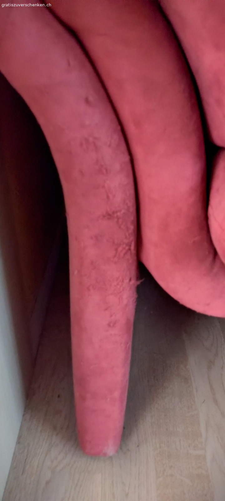 3er, 2er Sofa und Sessel. Sofas und passender TV Sessel zu verschenken. Material Alcantara. Aus Katze Haushalt. Hat Gebrauchsspuren jedoch sehr bequem.
Kann auch besichtigt werden. Termin mach Absprache.