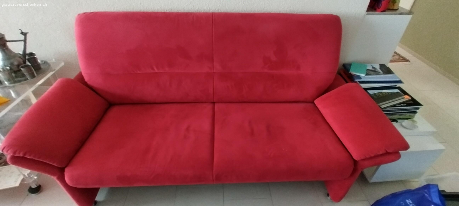 3er, 2er Sofa und Sessel. Sofas und passender TV Sessel zu verschenken. Material Alcantara. Aus Katze Haushalt. Hat Gebrauchsspuren jedoch sehr bequem.
Kann auch besichtigt werden. Termin mach Absprache.