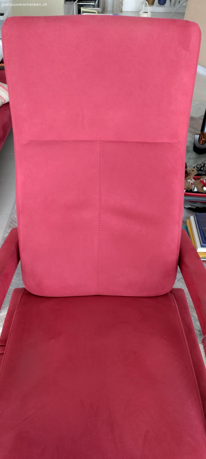 3er, 2er Sofa und Sessel. Sofas und passender TV Sessel zu verschenken. Material Alcantara. Aus Katze Haushalt. Hat Gebrauchsspuren jedoch sehr bequem.
Kann auch besichtigt werden. Termin mach Absprache.