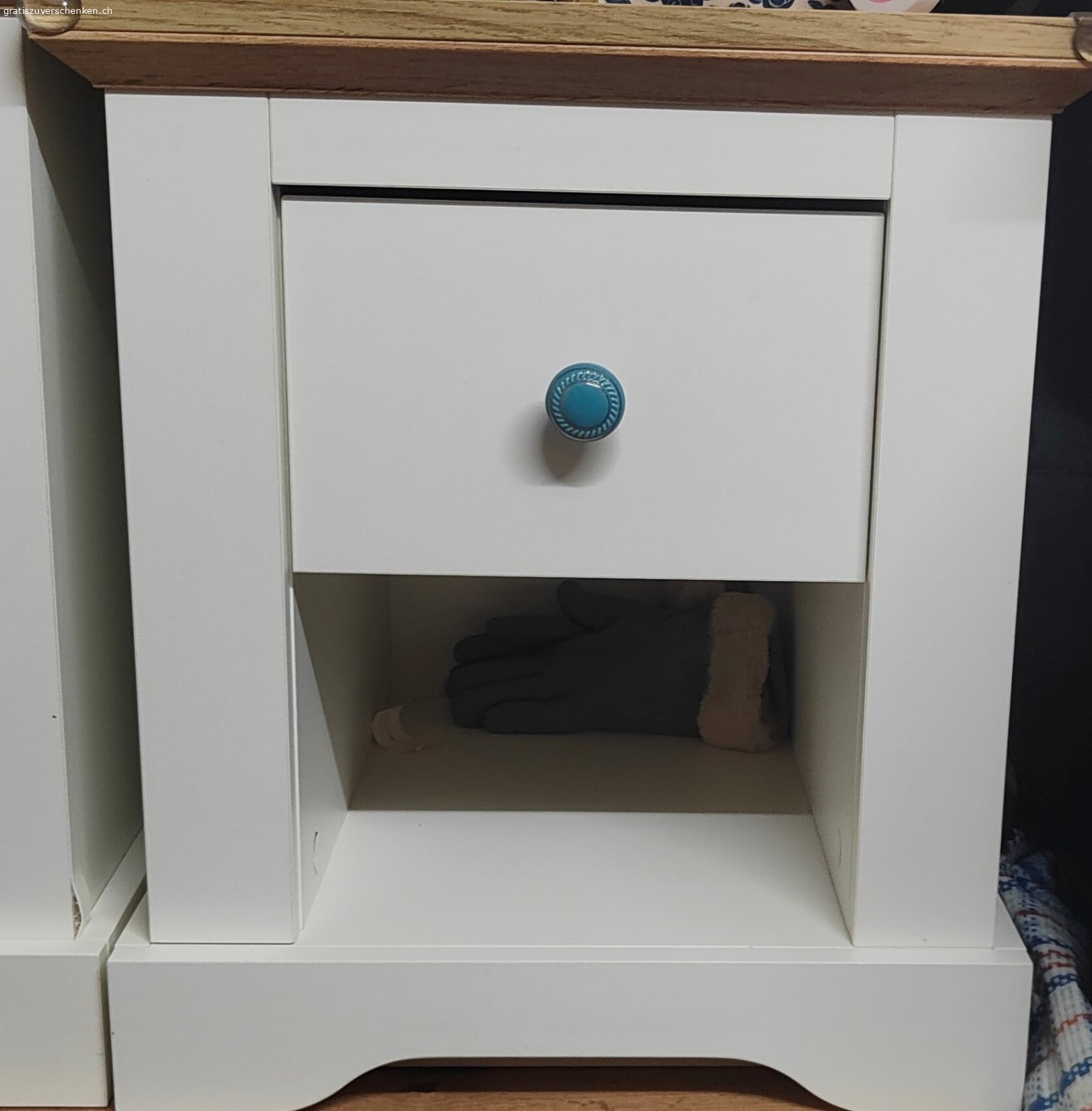 3er Garnitur Landhausstil. diese ganzen mit wenig gebrauchsspuren versehene 3er Kombination aus Kommoden und Nachttisch wegen Nichtgebrauch abzugeben..

Masse:

L 53 H 45 b T 45 cm
L 101 H 54.5 T 45 cm
L 145 H 80 T 44 cm