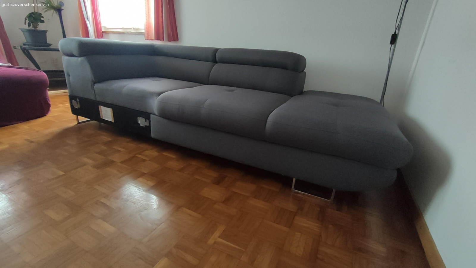3er Teil eines Ecksofas. Gratis zu verschenken; der 3er Teil eines gut erhaltenen Stoffsofas, Farbe grau, es gibt einen neuen, roten Stoffbezug dazu. Muss bei mir abgeholt werden. Masse: B 233 cm
T 107 cm
Für den Transport braucht es einen Bus, Anhänger, o.ä.
Adresse zum Abholen:
Gumpelsfahr 6 
6042 Die teil
ACHTUNG: DIE ADRESSE AUF GOOGLE MAPS IST FALSCH!