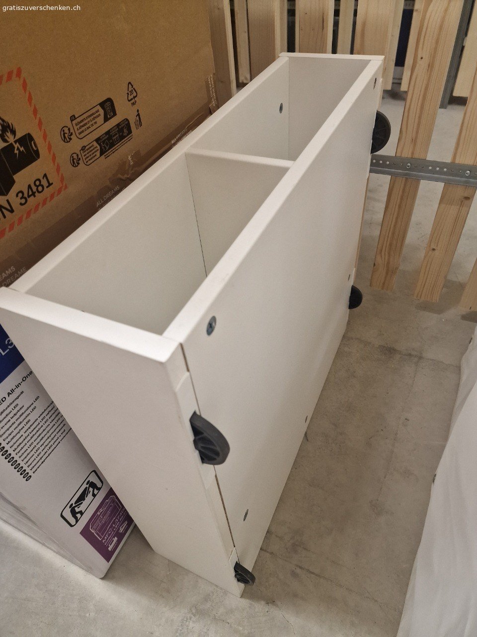 3x IKEA Bettkästen mit Rollen. ABHOLEN ZWISCHEN SONNTAG 24.05. UND MITTWOCH 27.05.

1x Bettkasten mit Fächern (erste Fotos)
2x Bettkasten ohne Fächer aber mit Bedeckung (letzte Fotos)

Alle mit Rollen.