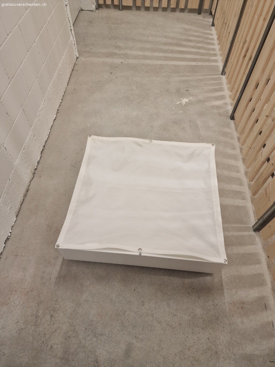 3x IKEA Bettkästen mit Rollen. ABHOLEN ZWISCHEN SONNTAG 24.05. UND MITTWOCH 27.05.

1x Bettkasten mit Fächern (erste Fotos)
2x Bettkasten ohne Fächer aber mit Bedeckung (letzte Fotos)

Alle mit Rollen.