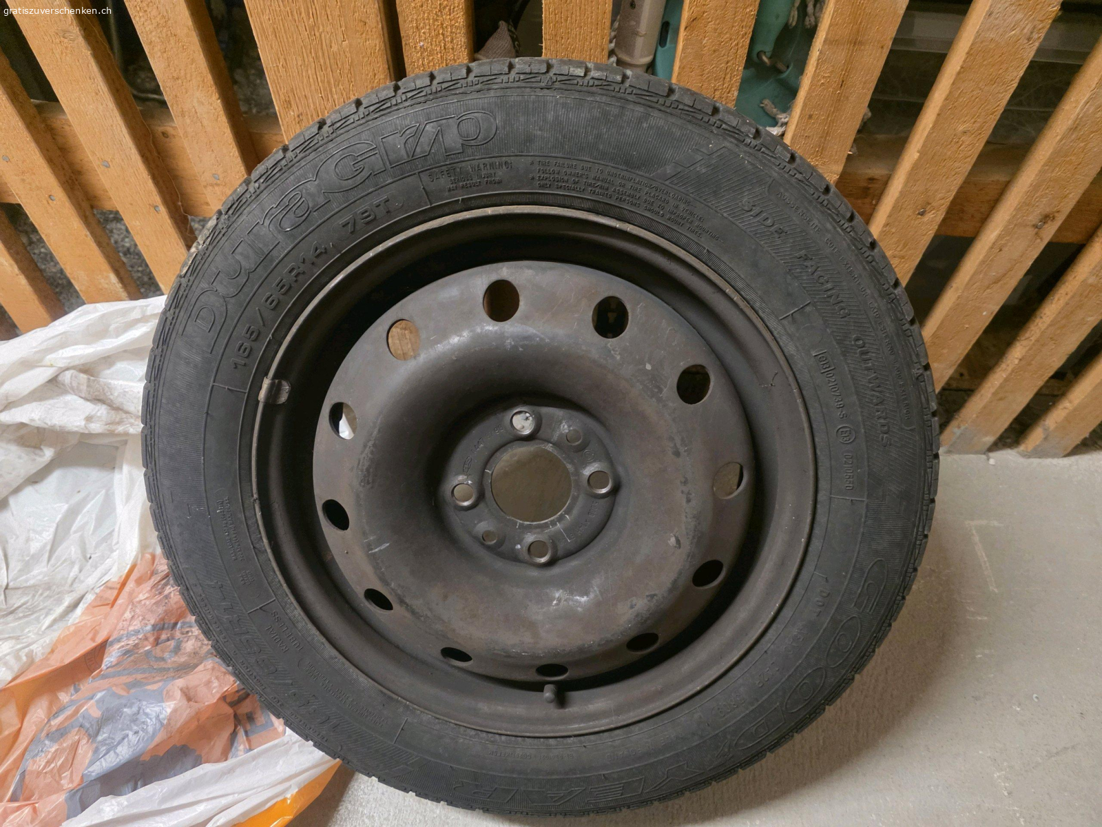 4 Kompletträder (Mitsubishi). ​Ich verschenke 4 Kompletträder auf Stahlfelgen von einem älteren Mitsubishi. Die Räder wurden jahrelang trocken im Keller gelagert. Wichtige Infos:
​Marke: Goodyear Duragrip
​Grösse: 165/65 R14 79T
​Zustand: Die Reifen sind alt (Jahrgang 2009, DOT 3809) und haben Altersrisse im Gummi.
​Verwendung: Nur noch als Standräder, für Bastler oder wegen der Stahlfelgen (nicht mehr für den Strassenverkehr!).
​Abholung: Müssen in Effretikon abgeholt werden. Gratis abzugeben, keine Garantie oder Rücknahme.